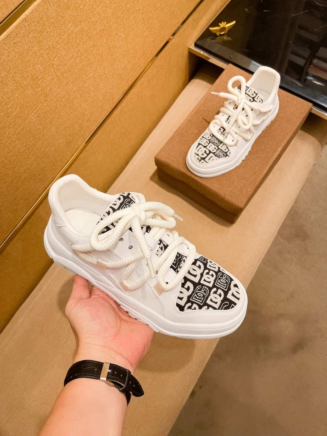 Men's shoes💰 400💰【DG】🔥High-end brand of men's shoes official website 1:1 latest masterpiece: the upper is made of Italian imported first-layer cowhide with a comfortable and breathable lining➕original non-slip and wear-resistant outsole🔥, making walking more convenient and comfortable! An exclusive new model, a stunning work, a beautiful 1:1 replica [color] compared to the official quality! Create a fashionable personality to set off your uniqueness! A must-have for trendy men! Classic🔥Size: 38-44 Color: 🔥 2⃣️ colors available🔥